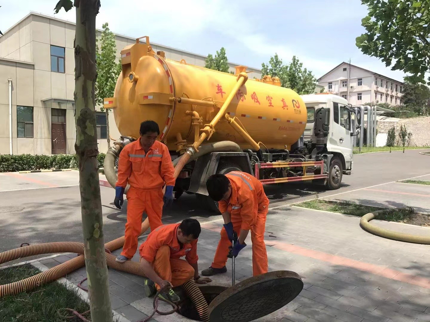 甘德管道疏通车停在窨井附近