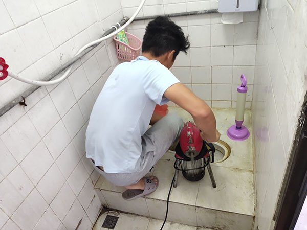 甘德管道堵塞冒臭气 专业师傅现场解决问题